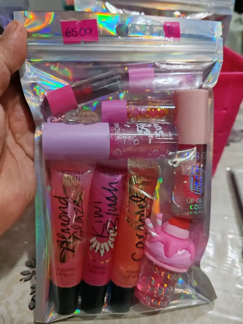 Set de maquillaje con labiales y brillos - 3