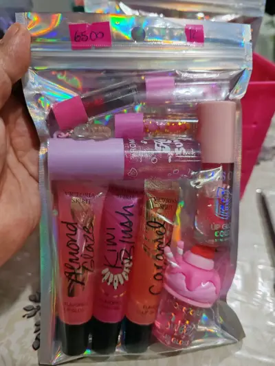 Set de maquillaje con labiales y brillos - miniatura 3