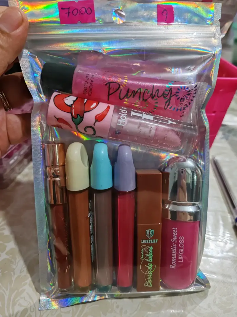 Set de maquillaje con labiales y brillos - 4