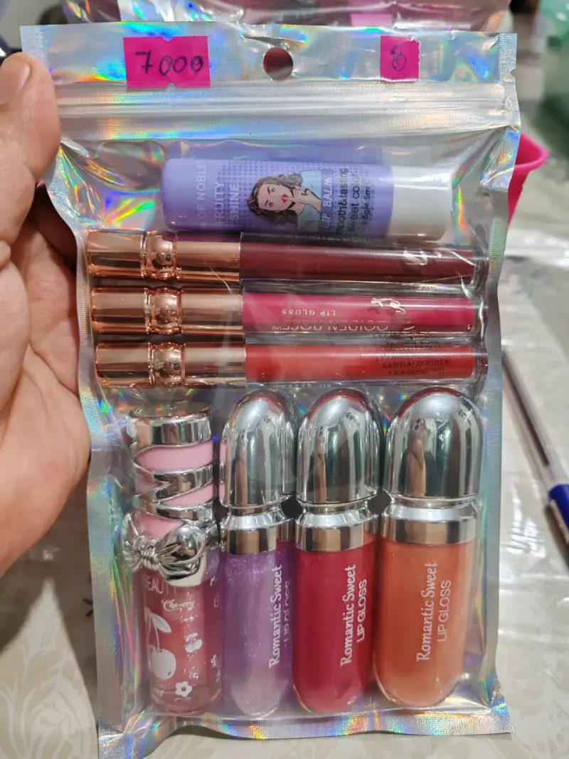 Set de maquillaje con labiales y brillos - 5