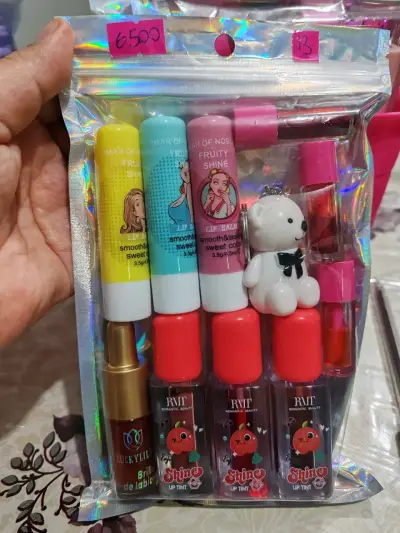 Set de maquillaje con labiales y brillos - miniatura 6