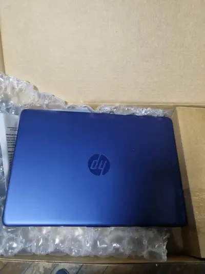 Laptop HP azul en buen estado - miniatura 1