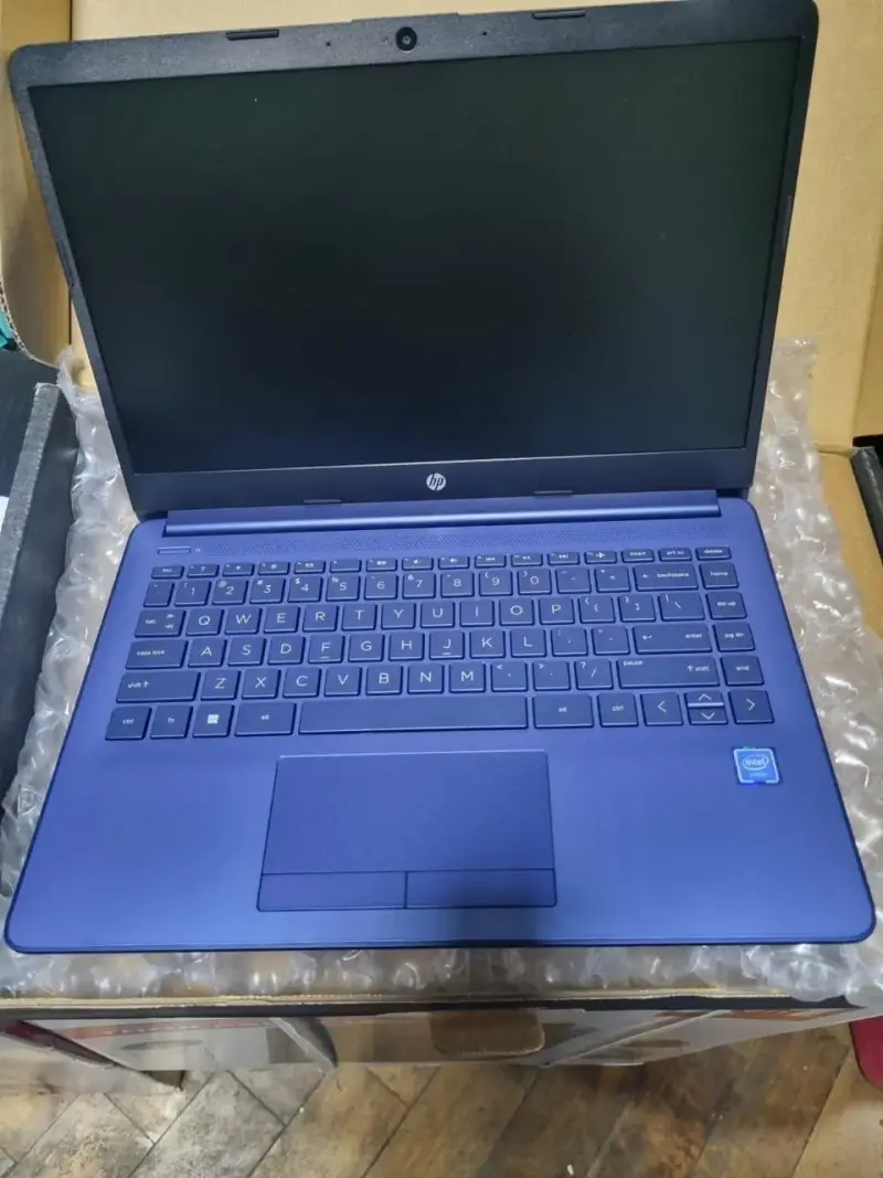 Laptop HP azul en buen estado - 2