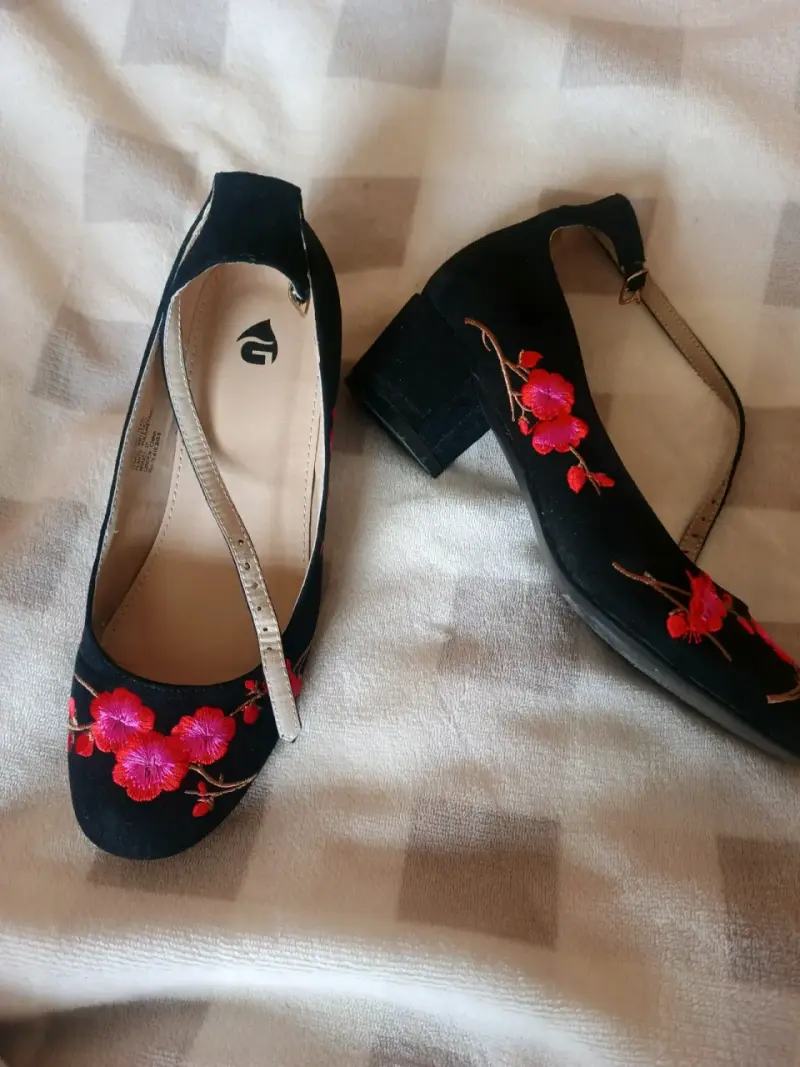 Zapatos de tacón bajo con bordado floral