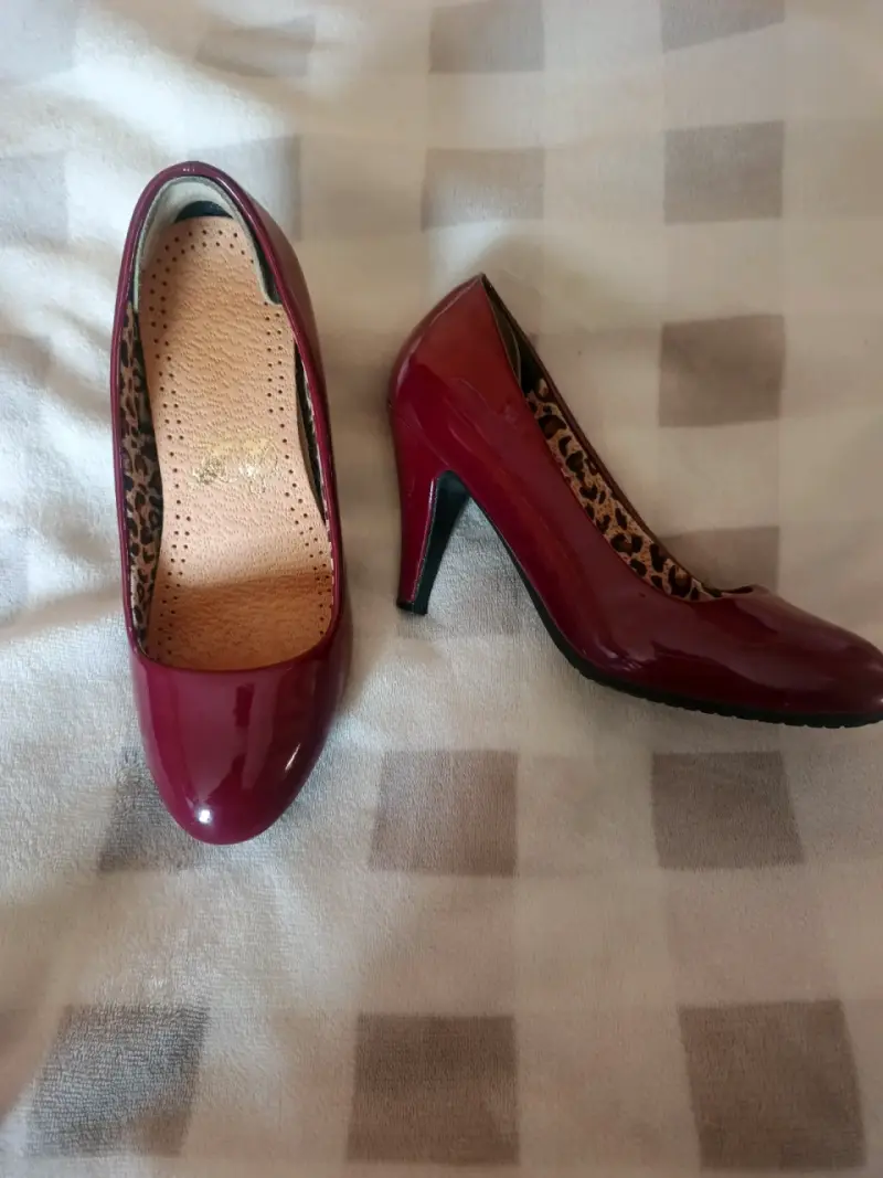 Zapatos de tacón alto burdeos para mujer