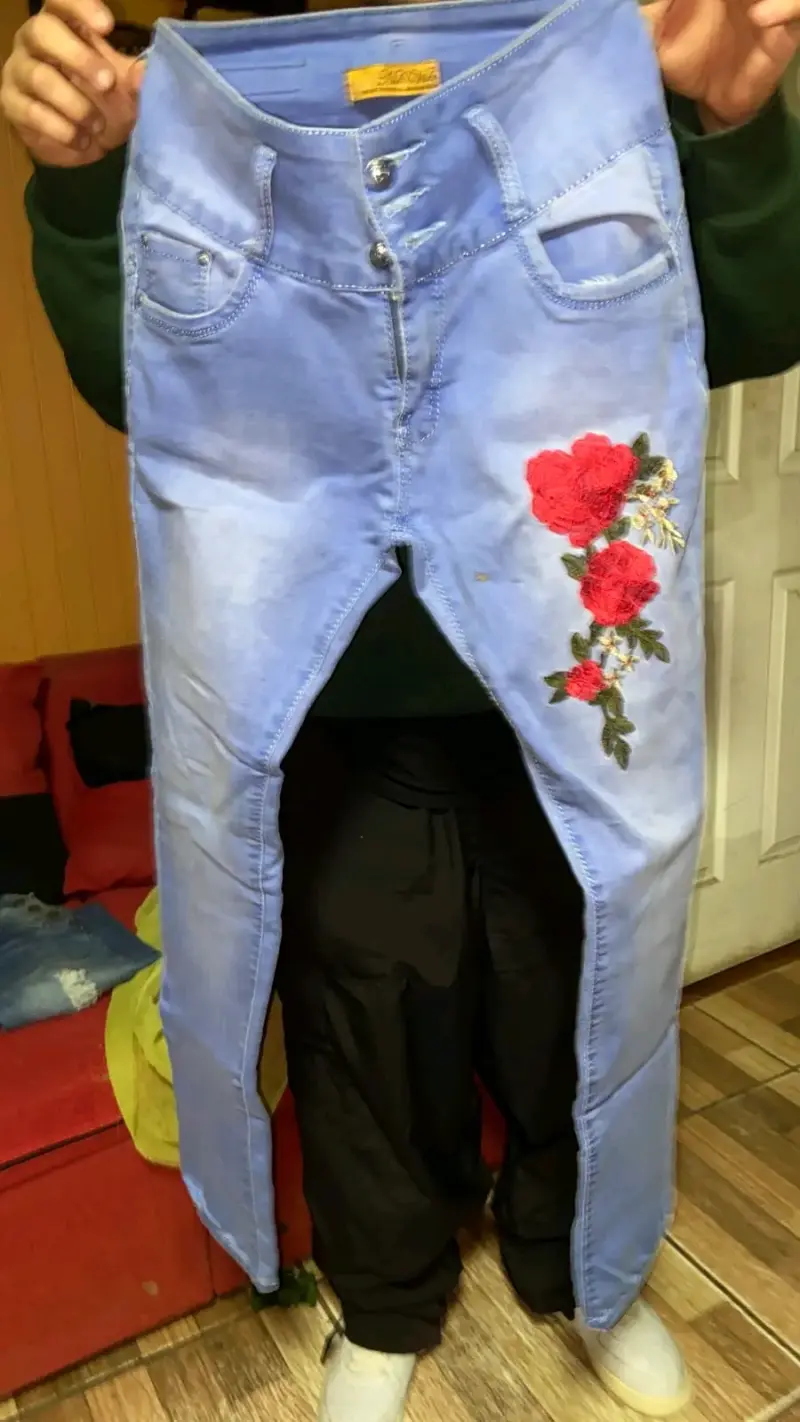 Jeans azules con bordado floral - 1