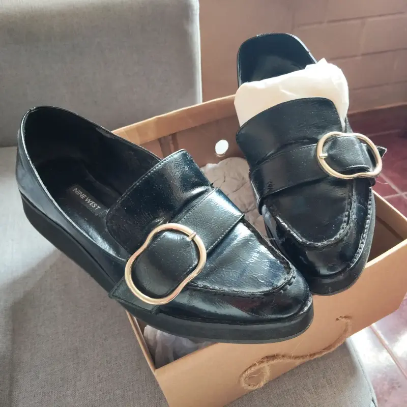 Zapatos mocasines negros Nine West con hebilla - 1