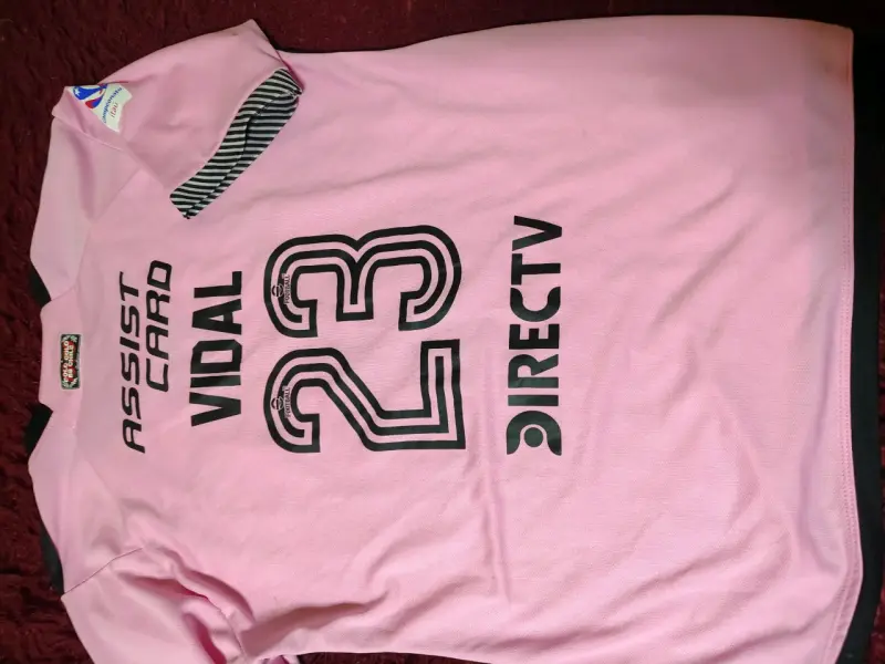 Camiseta de fútbol rosa con número 23 Vidal