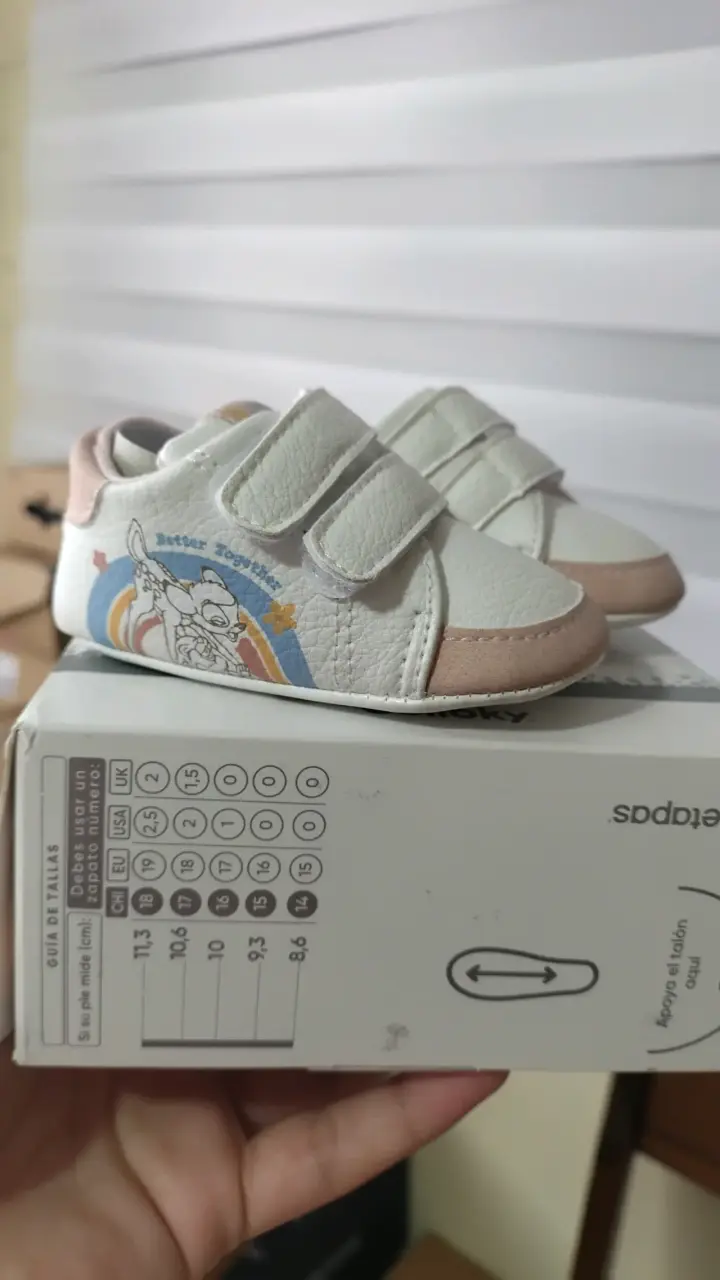 Zapatillas de bebé blancas con velcro