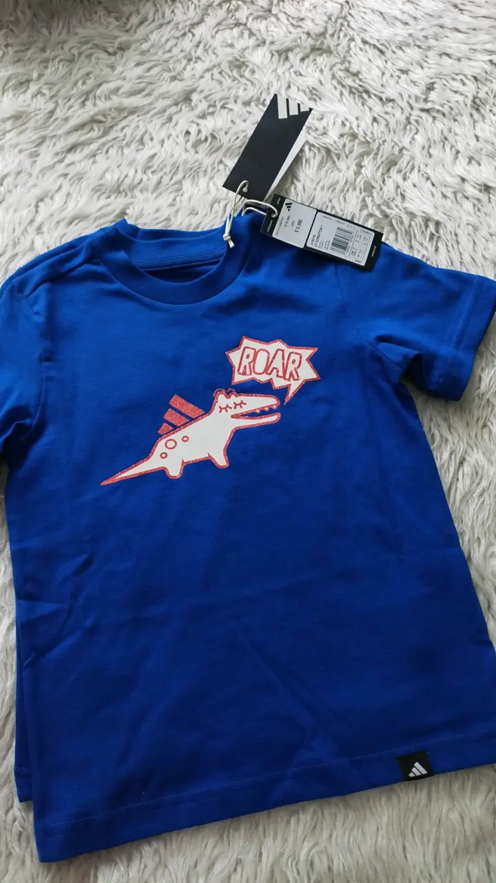 Polera adidas azul para niño de dinosaurio