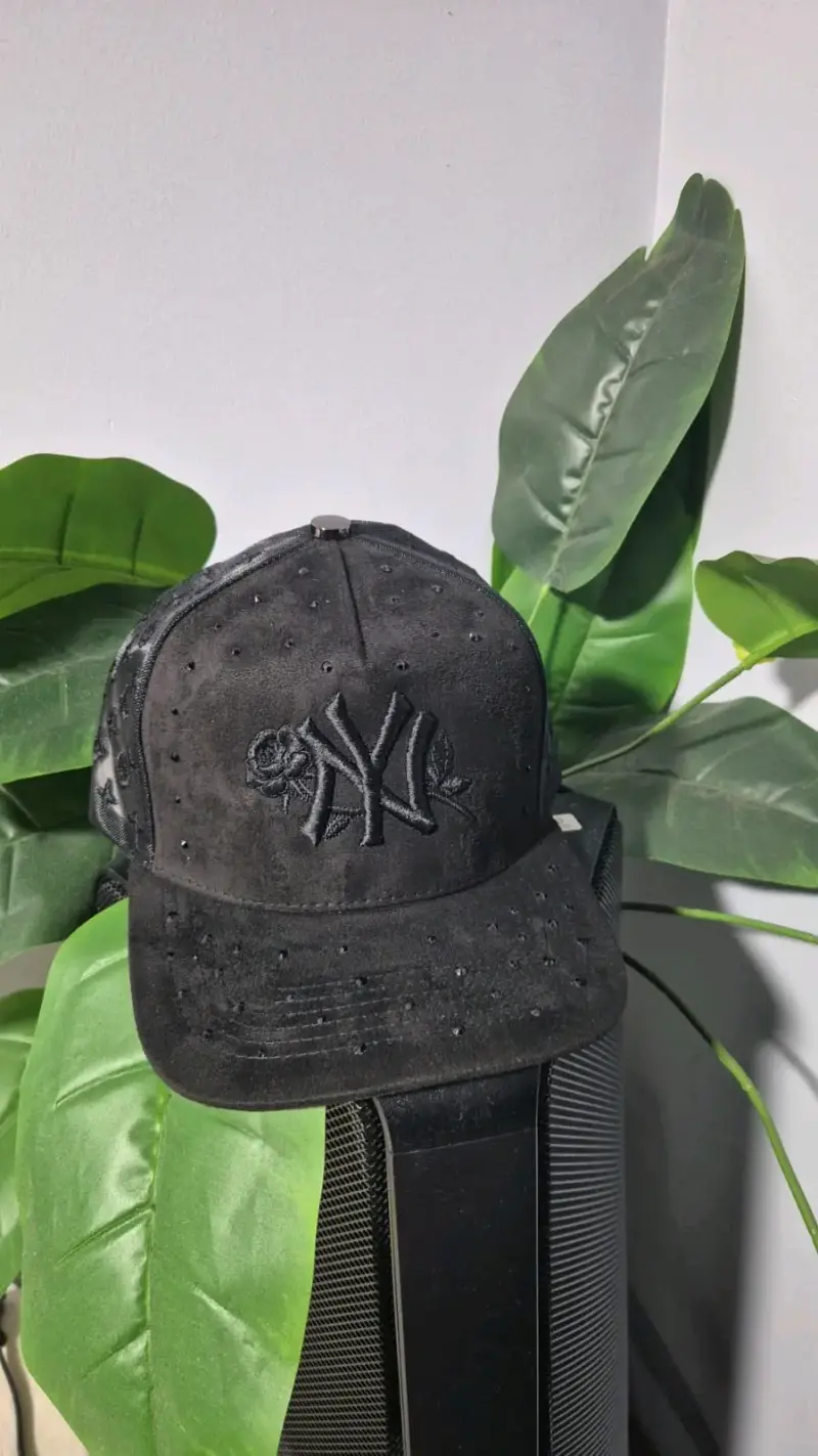 Gorra estilo urbano con diseño bordado