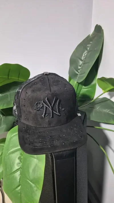 Gorra estilo urbano con diseño bordado - miniatura 1