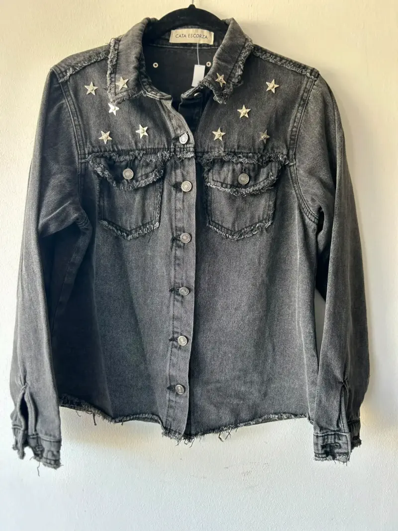 Chaqueta de mezclilla gris con estrellas Cata Escorza