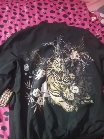 Chaqueta bomber negra con diseño de tigre - miniatura 1