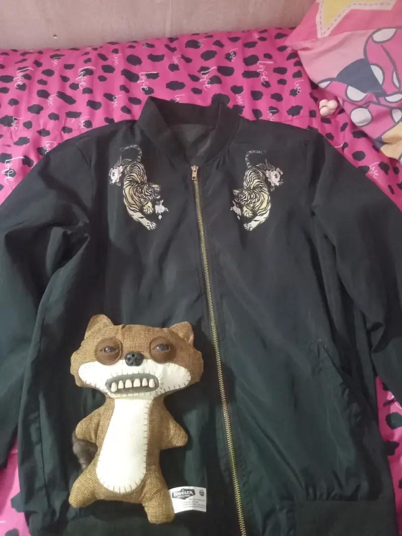 Chaqueta bomber negra con diseño de tigre - 2