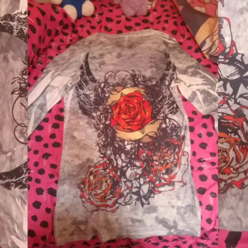 Polera manga larga con diseño Y2K - 2