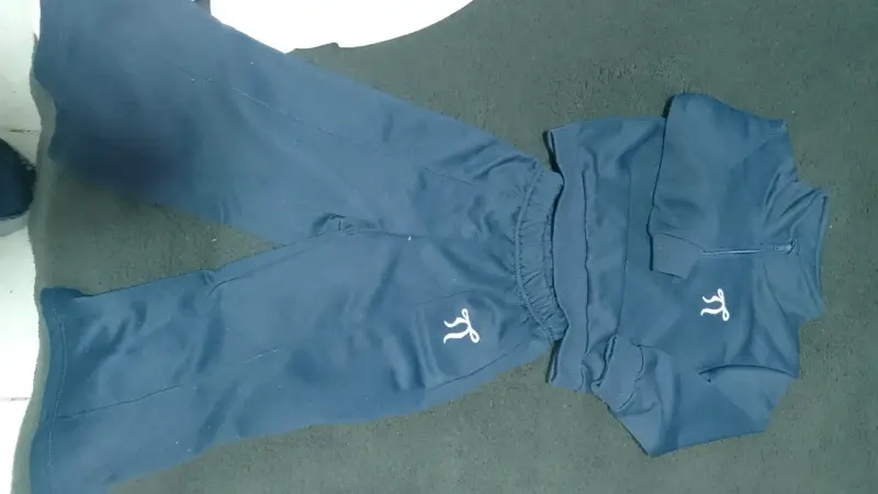 Conjunto deportivo azul para niños