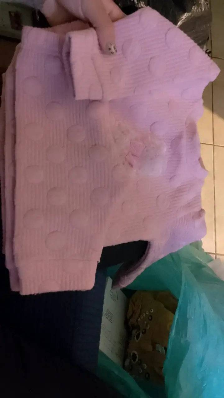 Pijama de bebé rosado con diseño de puntos