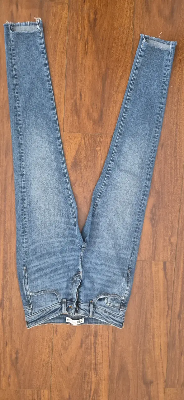 Jeans ajustados de mezclilla azul para mujer - 4