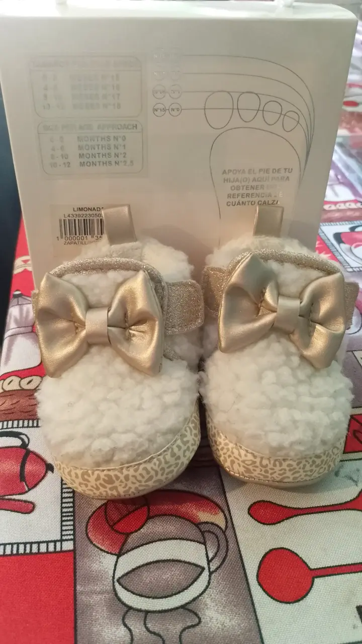 Zapatos de bebé con lazo dorado y peluche - 2