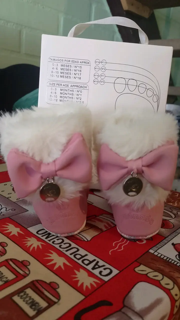 Zapatos de bebé con lazo dorado y peluche - 4