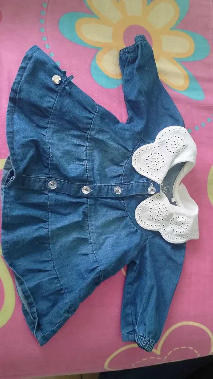 Vestido de mezclilla para bebé con cuello bordado