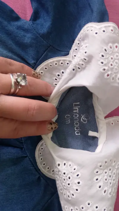 Vestido de mezclilla para bebé con cuello bordado - miniatura 2