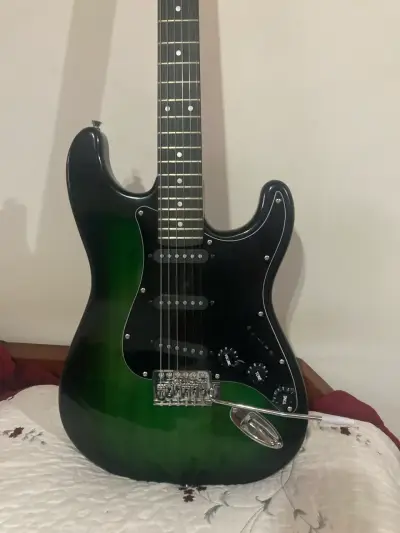 Guitarra eléctrica verde con amplificador - miniatura 1