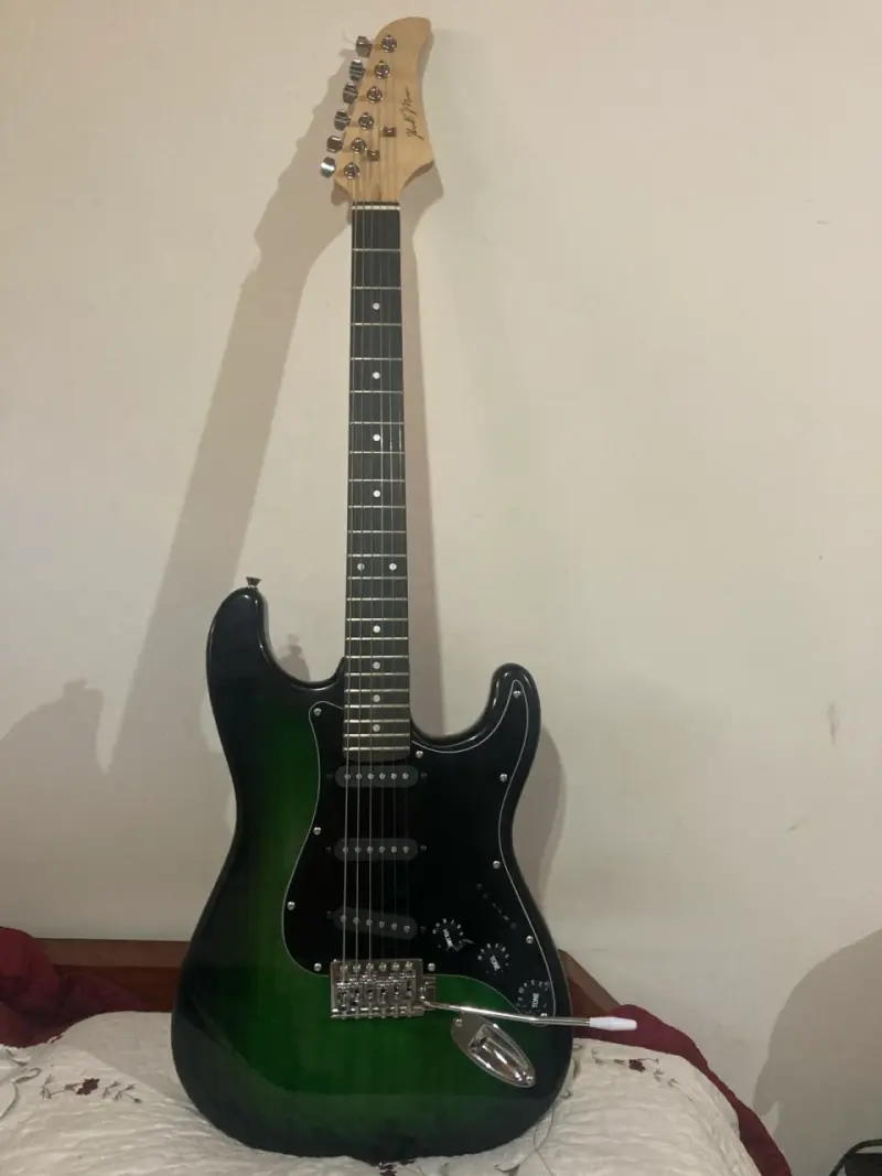 Guitarra eléctrica verde con amplificador - 2