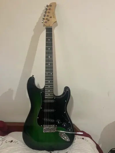 Guitarra eléctrica verde con amplificador - miniatura 2