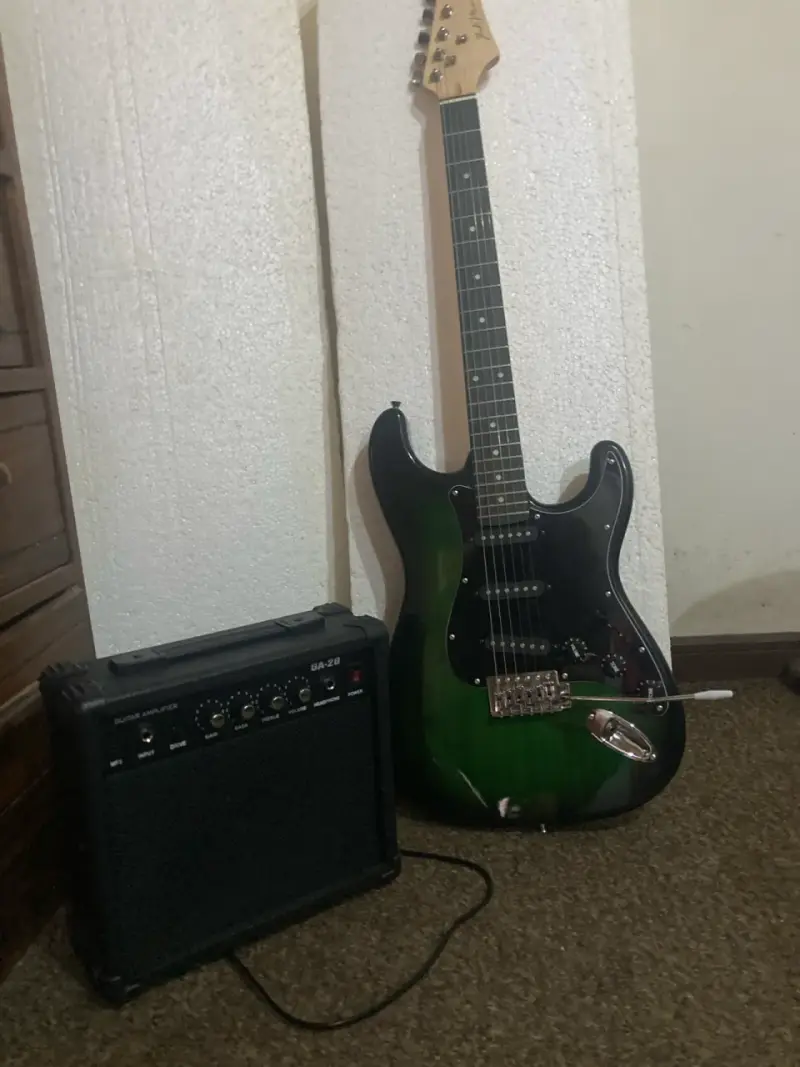 Guitarra eléctrica verde con amplificador - 3