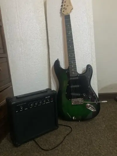 Guitarra eléctrica verde con amplificador - miniatura 3