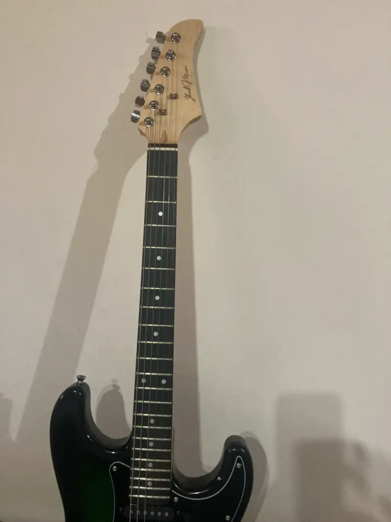 Guitarra eléctrica verde con amplificador - 4