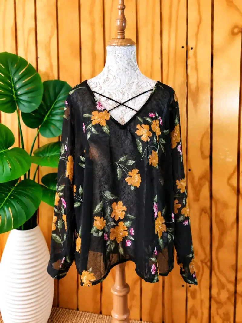 Blusa transparente floral negra con diseño cruzado