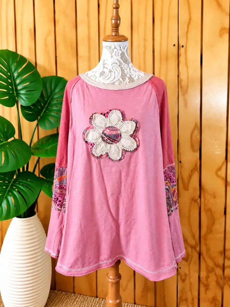 Blusa rosa con diseño floral bohemio
