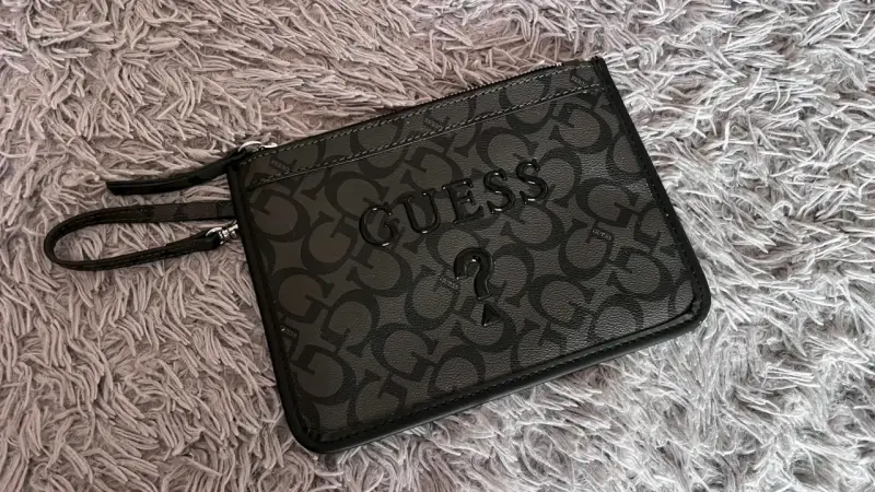 Cartera de mano Guess negra con logo