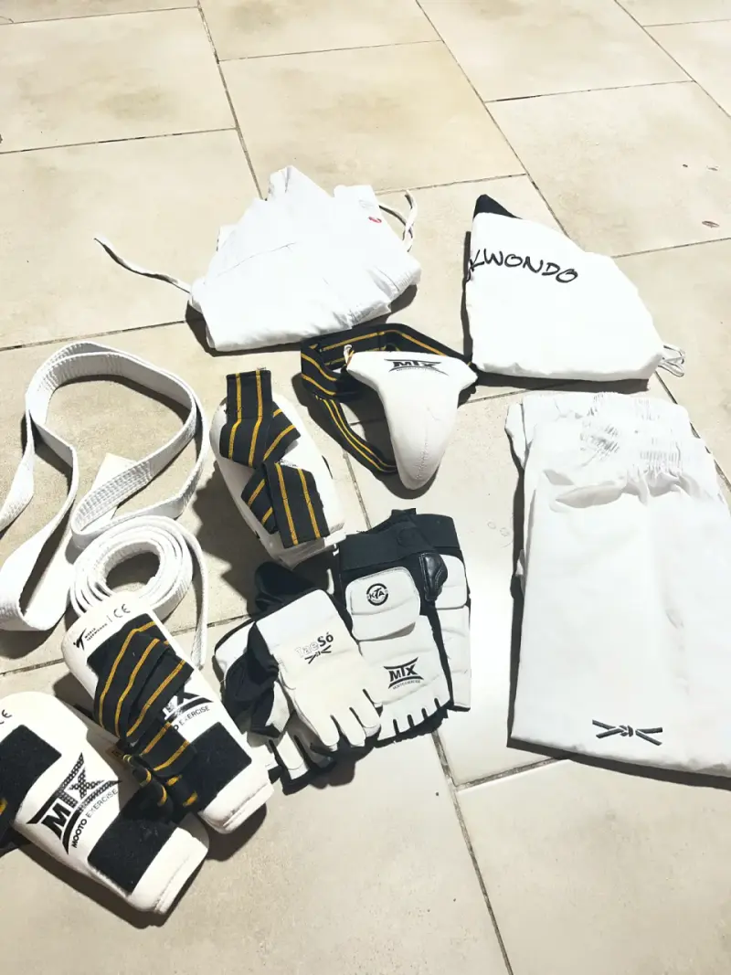 Equipo completo de taekwondo con protecciones y uniforme - 1