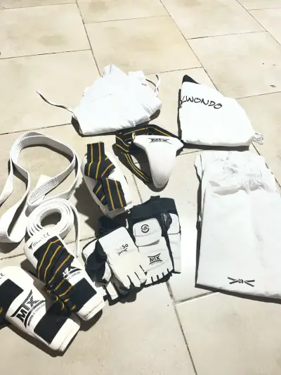 Equipo completo de taekwondo con protecciones y uniforme - miniatura 1