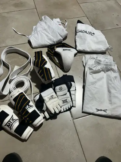 Equipo completo de taekwondo con protecciones y uniforme - miniatura 2