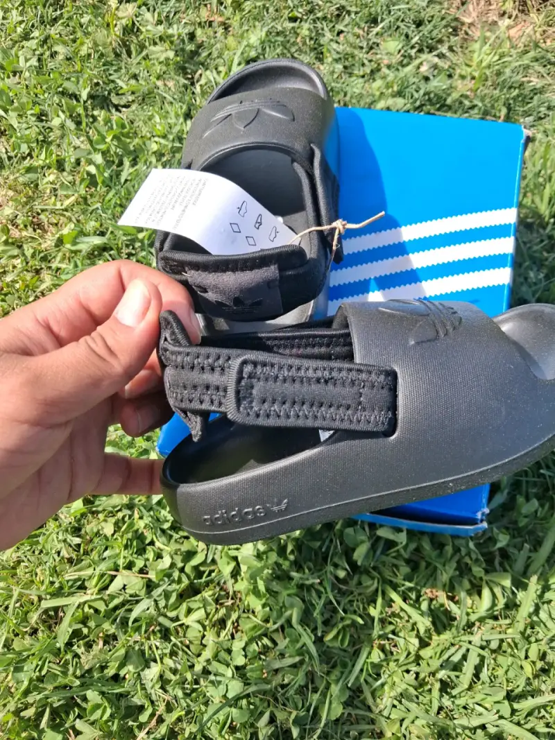 Sandalias negras para niños Adidas con logo - 2