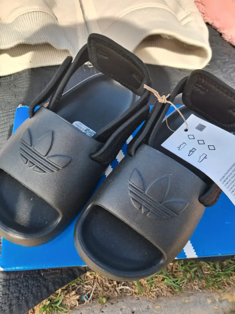 Sandalias negras para niños Adidas con logo - 4