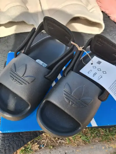 Sandalias negras para niños Adidas con logo - miniatura 4