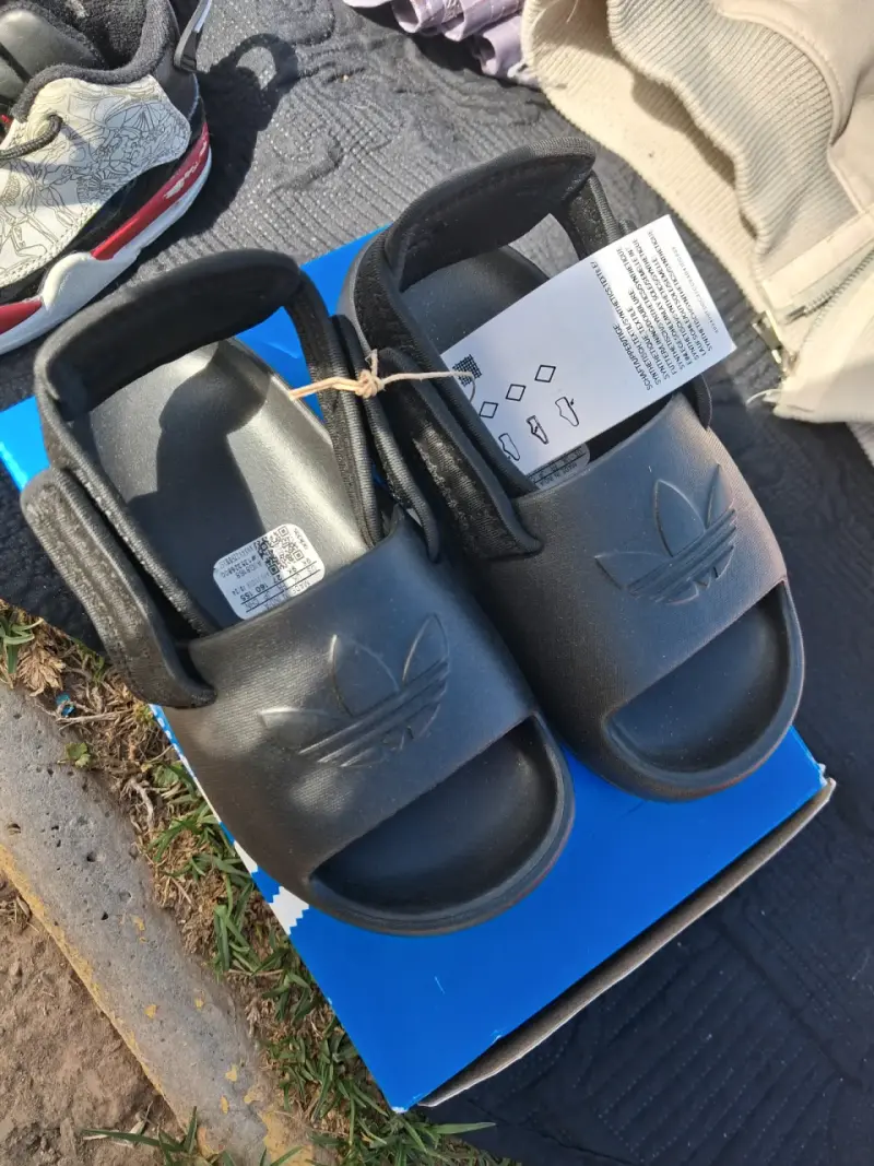 Sandalias negras para niños Adidas con logo - 5
