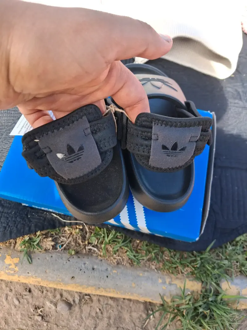 Sandalias negras para niños Adidas con logo - 6