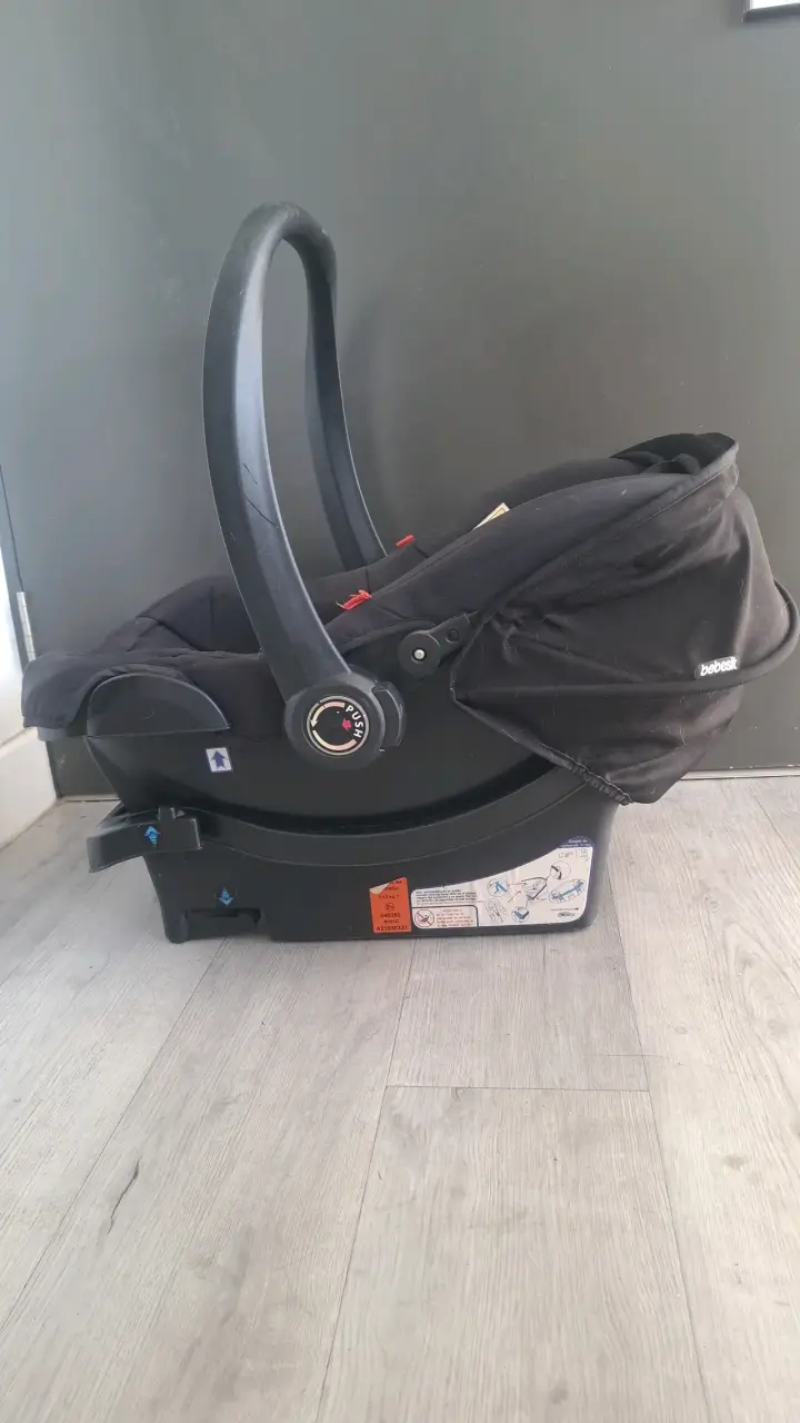 Silla de Auto Bebesit Negra con Base - 1
