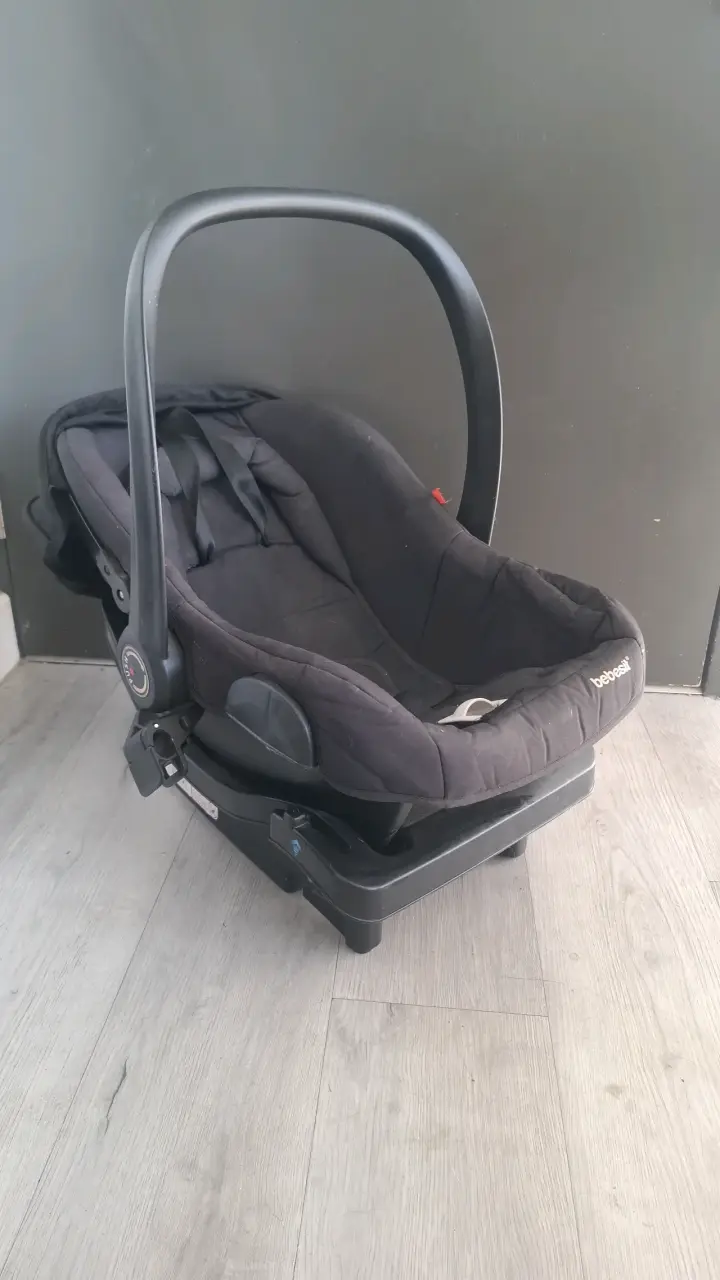 Silla de Auto Bebesit Negra con Base - 2