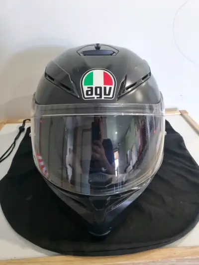 Casco de moto AGV negro con visera - miniatura 1
