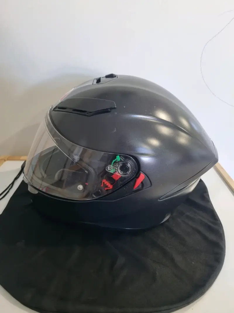 Casco de moto AGV negro con visera - 2