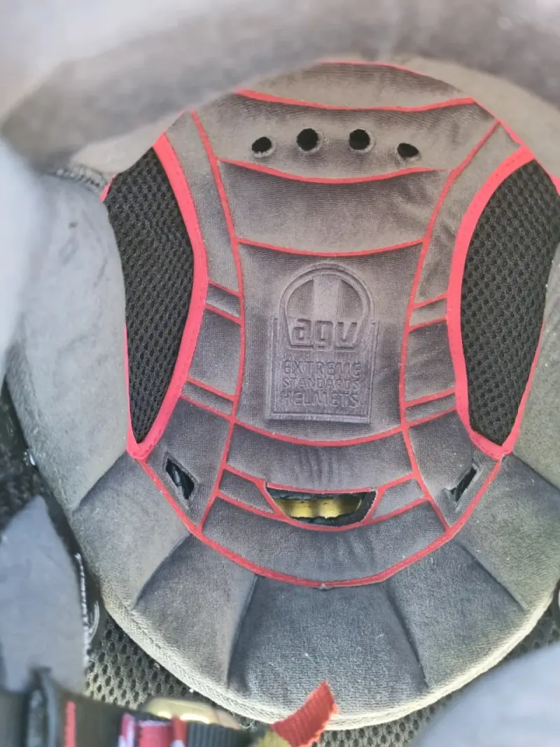 Casco de moto AGV negro con visera - 5