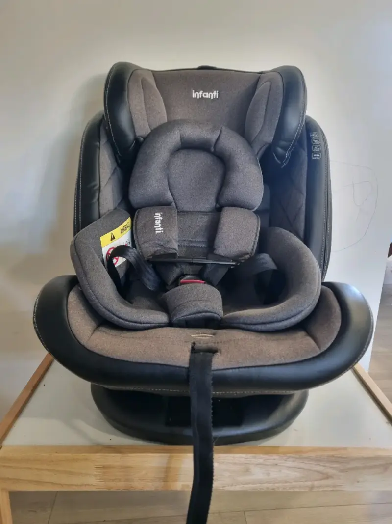 Silla de Auto Infanti Gris con Protección - 3